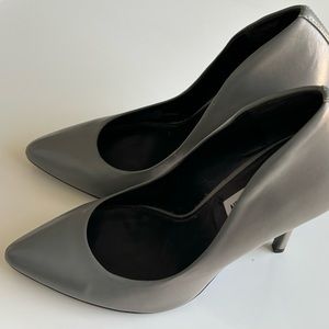 steve madden daisie pumps heels / size 7 / grey
